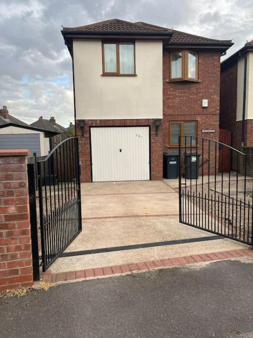 Entire -4 Bedrooms Detached House With Driveway Nottingham Eksteriør bilde