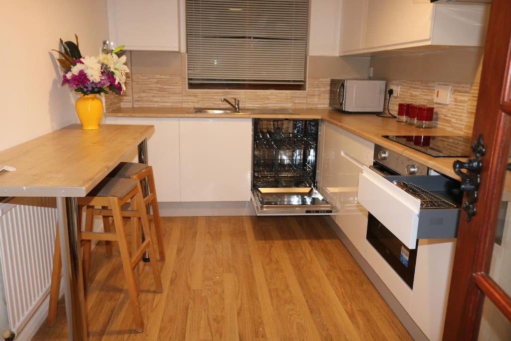 Entire -4 Bedrooms Detached House With Driveway Nottingham Eksteriør bilde